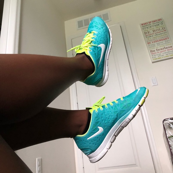 Nike Shoes - Nike Free Runs